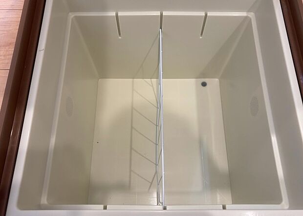 【キッチン床下収納】キッチン床下収納は、調理器具や食器などをスッキリと収納できる便利なスペースです。収納量が多いもの、引き出しがスムーズに開閉するものなど、使い勝手の良いものを選ぶことが大切です。また、湿気がこもりやすい場所なので、通気性の良いものを選ぶこともおすすめです。