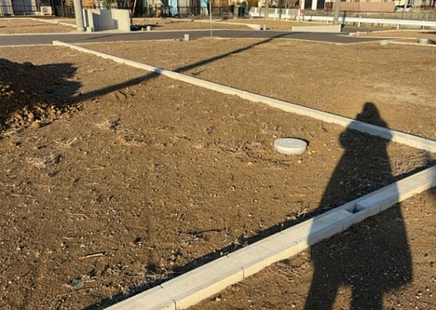 【庭_2】庭のある家に住むことのメリットとして、子どもたちの遊び場を確保できること、ガーデニングや家庭菜園を楽しめること、明るさを確保できることがあります。また、配置を工夫することでプライバシーが確保できます。