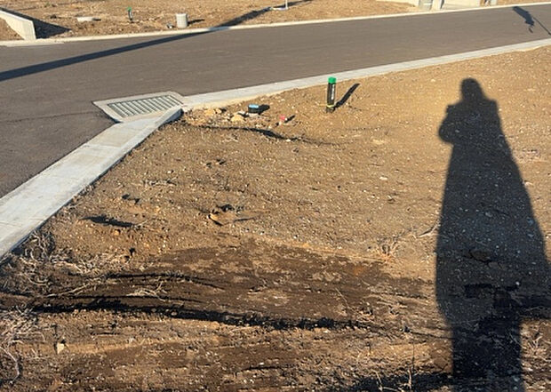 【その他設備】敷地内には、散水栓や立水栓があります。水道水を直接利用できるため、水を運ぶ手間を省くことが出来ます。大量の水を必要とする洗車作業や清掃などに役立ちます。その他設備とあわせて、現地でご確認ください。