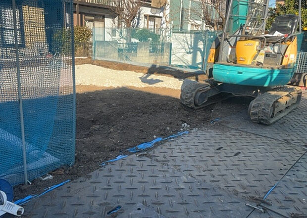 【外観_3】現地に行くなら、物件の周囲の地形がどうなっているかを見ることも大切です。周辺より低くなっている土地では、大雨などで水が集まりやすいため、地盤が弱くなっているということも考えられるため、注意が必要です。