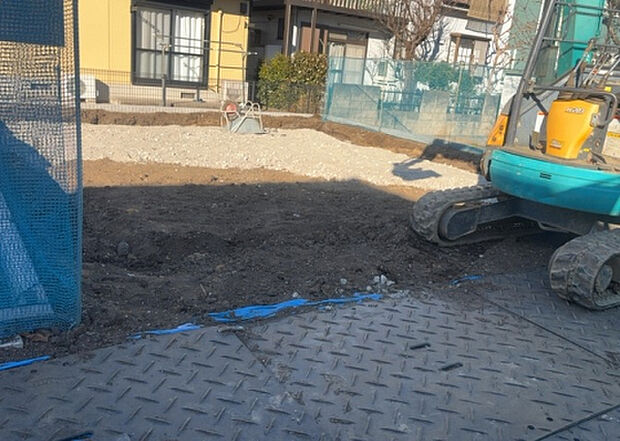 【構造・工法・仕様_2】ベタ基礎とは、柱の位置に関係なく全体に基礎がある事を指し、面積が大きい分建物の重さを全体に分散できます。また、地面からの湿気や害虫を遮断でき、木造住宅で心配されるシロアリ被害を防ぐ効果も期待できます。