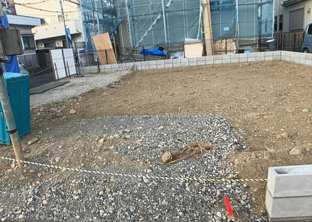 【庭_2】庭のある家に住むことのメリットとして、子どもたちの遊び場を確保できること、ガーデニングや家庭菜園を楽しめること、明るさを確保できることがあります。また、配置を工夫することでプライバシーが確保できます。