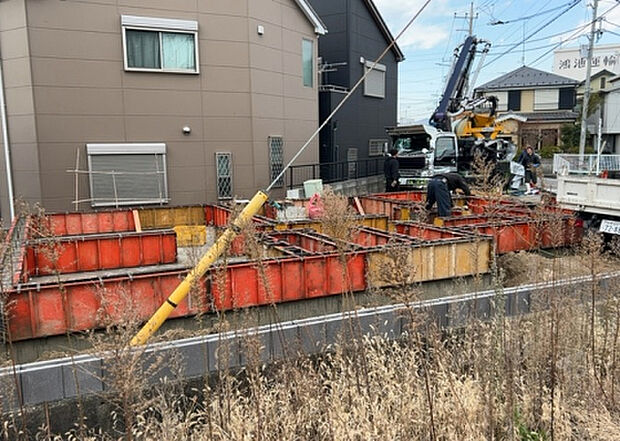 【玄関】玄関は家の顔でもあり、家族以外の目にも止まる場所です。玄関は外との間を仕切る扉、靴などをしまっておく収納スペース、靴脱ぎのたたきスペース、来客とのやり取りをするドアホンなど複数のアイテムからなります。