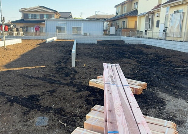 【玄関_2】玄関は、狭すぎると複数人で使いにくく、広すぎても無駄な空間になりがちです。最低2畳を目安にして、家の広さとの兼ね合いや家族の人数を考慮して決めるとよいでしょう。現地を見学して快適な玄関を選びましょう！