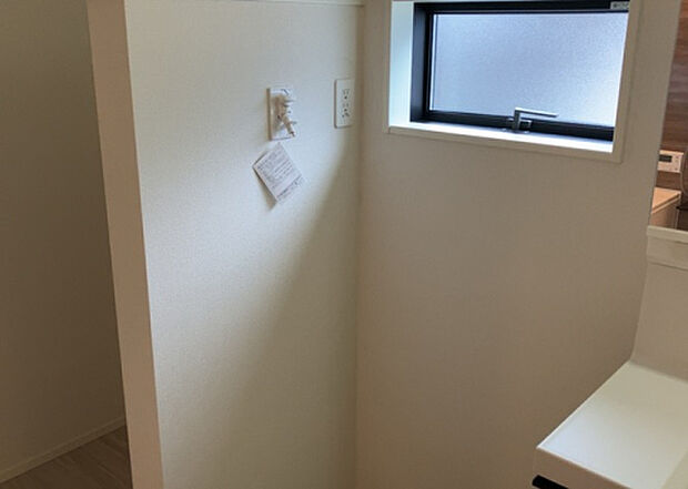 【ランドリースペース】ランドリースペースも気になります。洗濯機置場があり「洗う、干す、取り込む、アイロンがけ、たたむ」など、洗濯に関する家事をするための空間です。広さや収納など付帯設備も含めて、詳細は現地でご確認ください。