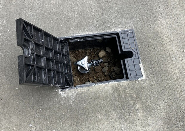 【その他設備】敷地内には、散水栓や立水栓があります。水道水を直接利用できるため、水を運ぶ手間を省くことが出来ます。大量の水を必要とする洗車作業や清掃などに役立ちます。その他設備とあわせて、現地でご確認ください。