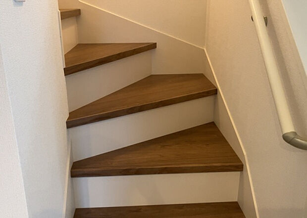 【内装】建物の上下階の通路である階段は、その位置によって動線や室内の印象が大きく左右されます。手摺にも重要な役割があり、転倒の防止・歩行や動作を円滑にして日常生活を支えることを主な目的として設置されています。