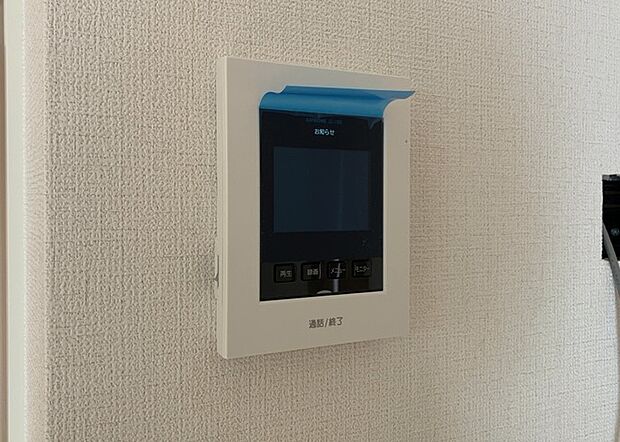 【ＴＶモニター付きインターホン】TVモニター付きインターホンは、来訪者の顔を確認できるだけでなく、音声でやり取りすることもできるため、セキュリティ面で安心できる設備です。モニター画面が大きく見やすいもの、夜間でも来訪者をしっかりと確認できるものなど、機能性を重視したいところです。