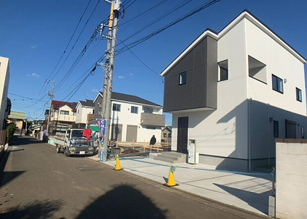 【前面道路含む現地写真_2】お持ちの車種によっては前面道路が広い方が便利でしょう。しかし、前面道路が広ければその分交通量が多くなるため、騒音などが気になる場合があります。実際に現地を見学し、周辺交通量や騒音などを確認しましょう！