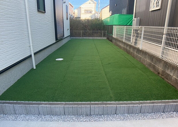 【庭】庭があることでガーデニングや家庭菜園はもちろん、こどもの遊び場やペットを放して遊ぶことができます。また、家の周囲に余裕があるということです。隣地との間があれば、十分な日当たりと、風通しが確保できます。