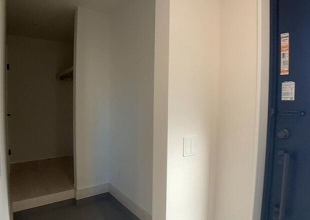 【ウォークインクローゼット】ウォークインクローゼットがあれば、クローゼット内でコーディネートが完成できますし、季節の変わり目に行う衣替えの手間も省けます。また、スーツケースなど大きいものもしまうことができ使い勝手がよいです。