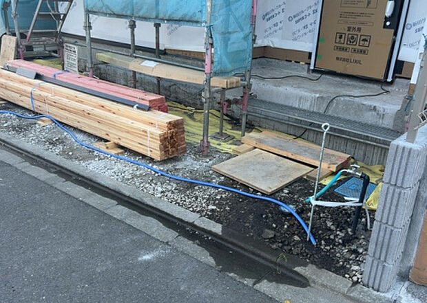 【庭_2】庭のある家に住むことのメリットとして、子どもたちの遊び場を確保できること、ガーデニングや家庭菜園を楽しめること、明るさを確保できることがあります。また、配置を工夫することでプライバシーが確保できます。