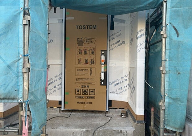 【玄関】玄関は家の顔でもあり、家族以外の目にも止まる場所です。玄関は外との間を仕切る扉、靴などをしまっておく収納スペース、靴脱ぎのたたきスペース、来客とのやり取りをするドアホンなど複数のアイテムからなります。