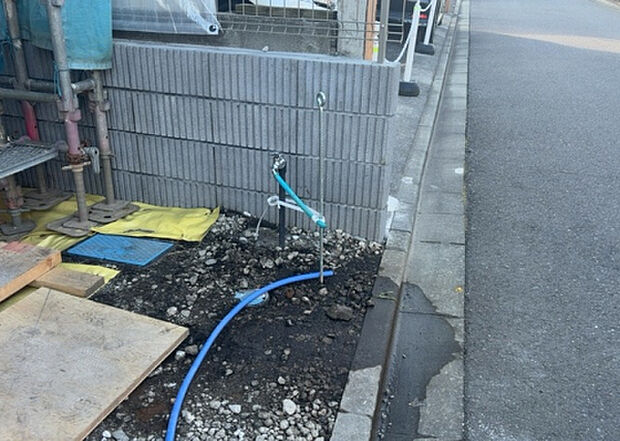 【その他設備】敷地内には、散水栓や立水栓があります。水道水を直接利用できるため、水を運ぶ手間を省くことが出来ます。大量の水を必要とする洗車作業や清掃などに役立ちます。その他設備とあわせて、現地でご確認ください。