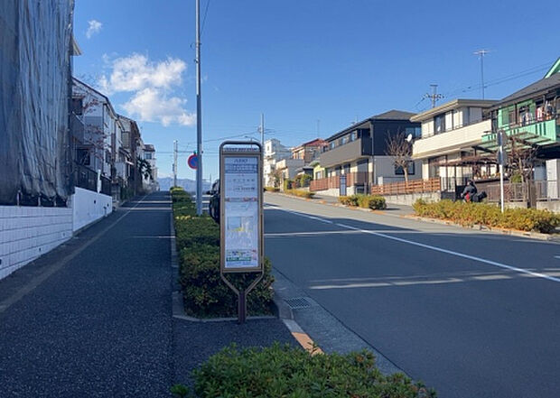 【物件からの展望_2】眺望を気にして物件を探す場合、前面に建物が建っていないか現地で確認しましょう！前面に建物があると景色はもちろん、日当たりや風通しにも影響が出てきます。住んだ時のことを想像しながら現地見学をしましょう。