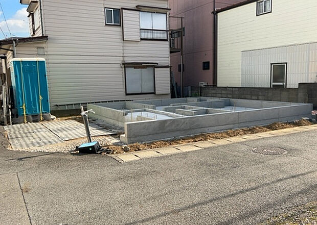 【前面道路含む現地写真_2】お持ちの車種によっては前面道路が広い方が便利でしょう。しかし、前面道路が広ければその分交通量が多くなるため、騒音などが気になる場合があります。実際に現地を見学し、周辺交通量や騒音などを確認しましょう！