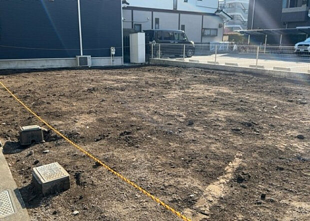 【構造・工法・仕様_2】ベタ基礎とは、柱の位置に関係なく全体に基礎がある事を指し、面積が大きい分建物の重さを全体に分散できます。また、地面からの湿気や害虫を遮断でき、木造住宅で心配されるシロアリ被害を防ぐ効果も期待できます。