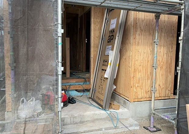 【玄関】玄関は家の顔でもあり、家族以外の目にも止まる場所です。玄関は外との間を仕切る扉、靴などをしまっておく収納スペース、靴脱ぎのたたきスペース、来客とのやり取りをするドアホンなど複数のアイテムからなります。