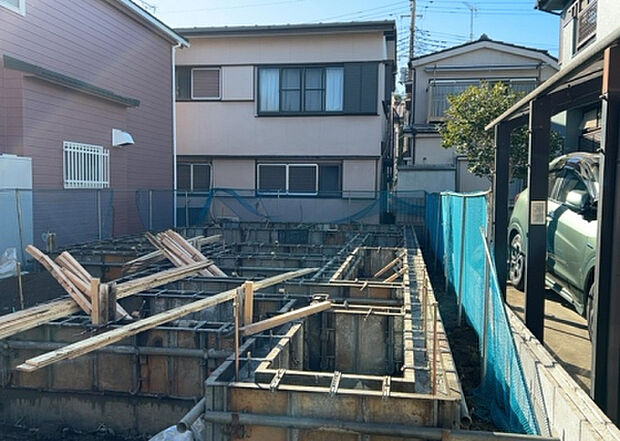 【庭_2】庭のある家に住むことのメリットとして、子どもたちの遊び場を確保できること、ガーデニングや家庭菜園を楽しめること、明るさを確保できることがあります。また、配置を工夫することでプライバシーが確保できます。