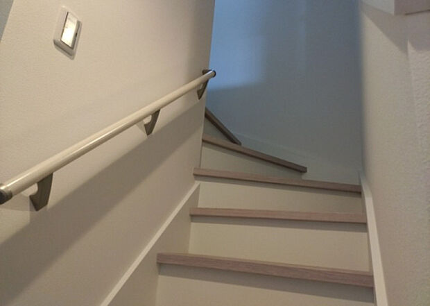 【内装】建物の上下階の通路である階段は、その位置によって動線や室内の印象が大きく左右されます。手摺にも重要な役割があり、転倒の防止・歩行や動作を円滑にして日常生活を支えることを主な目的として設置されています。