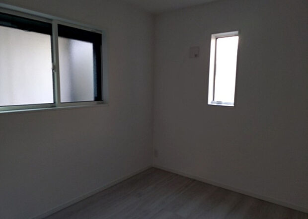 【洋室】洋室のメリットは重い家具が置きやすく、身の回りが整理しやすいことです。 床がフローリングのため畳とは異なり凹みにくいです。 クローゼットなど収納が豊富で、普段使わない旅行カバンや服の整頓も簡単にです。