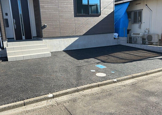 【駐車場】駐車場と明記されていても、最小スペースでつくられた駐車場だと大型車は駐車できなかったり、出入りしにくくなったりする可能性があります。お車のサイズと購入したい物件の駐車場のサイズを現地で確認しましょう。