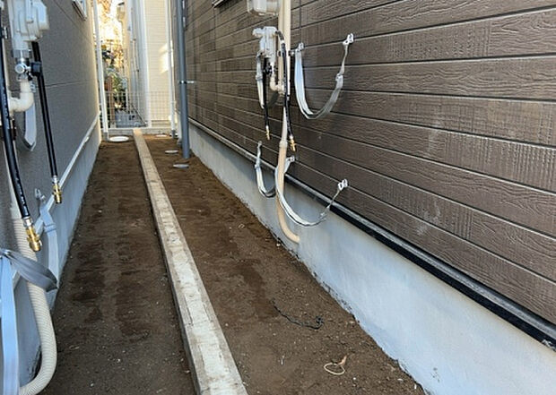 【庭】庭があることでガーデニングや家庭菜園はもちろん、こどもの遊び場やペットを放して遊ぶことができます。また、家の周囲に余裕があるということです。隣地との間があれば、十分な日当たりと、風通しが確保できます。