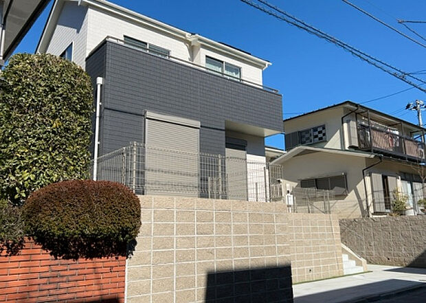 【前面道路含む現地写真_2】お持ちの車種によっては前面道路が広い方が便利でしょう。しかし、前面道路が広ければその分交通量が多くなるため、騒音などが気になる場合があります。実際に現地を見学し、周辺交通量や騒音などを確認しましょう！