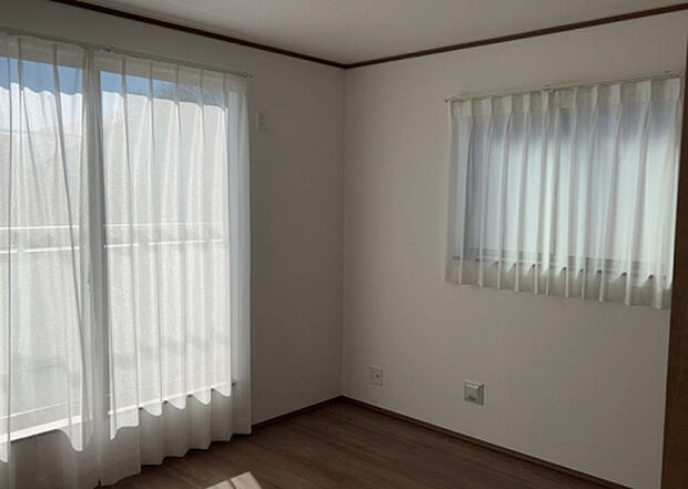 【洋室】洋室のメリットは重い家具が置きやすく、身の回りが整理しやすいことです。 床がフローリングのため畳とは異なり凹みにくいです。 クローゼットなど収納が豊富で、普段使わない旅行カバンや服の整頓も簡単にです。