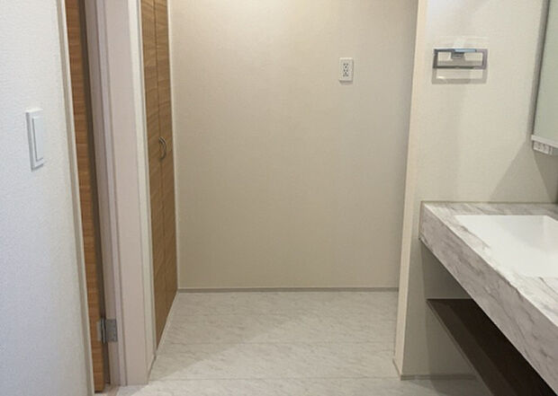 【脱衣場】多くの戸建て住宅で見かける洗面脱衣所は、洗面台と洗濯機が2畳ほどのスペースに並べられていて、洗面所が脱衣所を兼ね備えている間取りが一般的です。お客様が利用することもある、パブリックな空間でもあります。