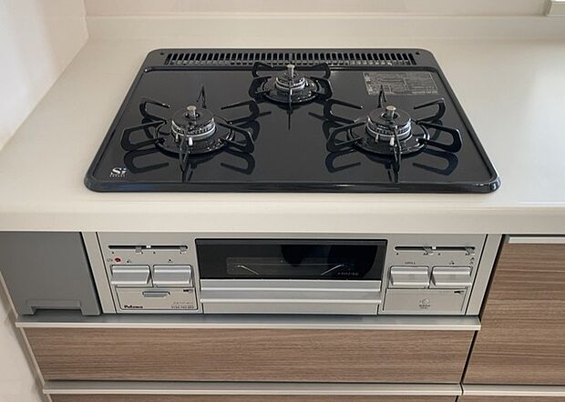 【キッチンコンロ】キッチンコンロは、料理の質を大きく左右する重要な設備です。火力調整のしやすさ、グリル機能の有無、安全装置の充実度など、選ぶポイントがたくさんあります。特に、IHクッキングヒーターは、お手入れのしやすさや安全性が高く、近年人気が高まっています。