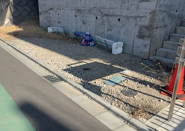 【駐車場_2】駐車場と明記されていても、最小スペースでつくられた駐車場だと大型車は駐車できなかったり、出入りしにくくなったりする可能性があります。お車のサイズと購入したい物件の駐車場のサイズを現地で確認しましょう。