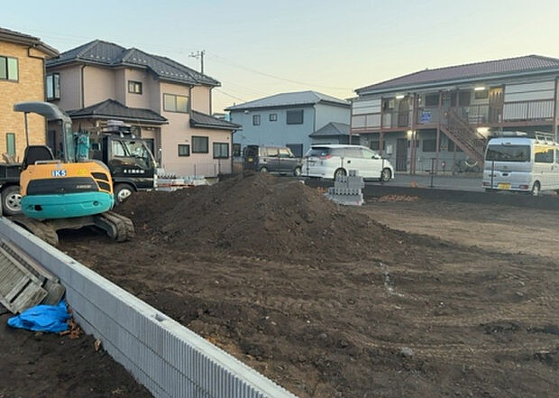 【外観_3】現地に行くなら、物件の周囲の地形がどうなっているかを見ることも大切です。周辺より低くなっている土地では、大雨などで水が集まりやすいため、地盤が弱くなっているということも考えられるため、注意が必要です。