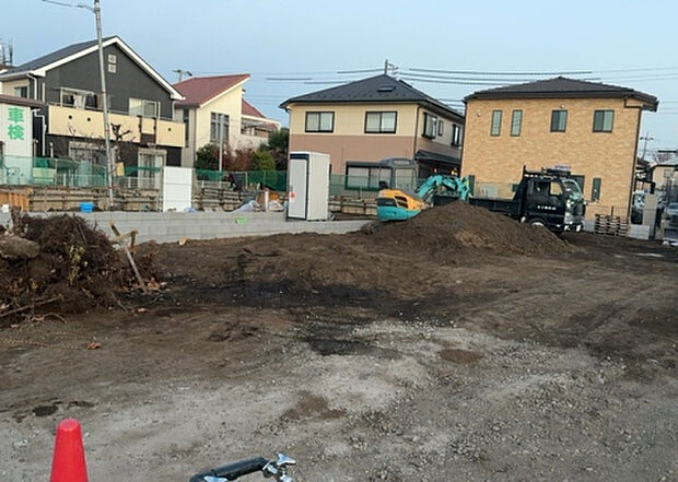 【玄関】玄関は家の顔でもあり、家族以外の目にも止まる場所です。玄関は外との間を仕切る扉、靴などをしまっておく収納スペース、靴脱ぎのたたきスペース、来客とのやり取りをするドアホンなど複数のアイテムからなります。