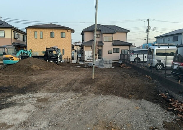 【玄関_2】玄関は、狭すぎると複数人で使いにくく、広すぎても無駄な空間になりがちです。最低2畳を目安にして、家の広さとの兼ね合いや家族の人数を考慮して決めるとよいでしょう。現地を見学して快適な玄関を選びましょう！