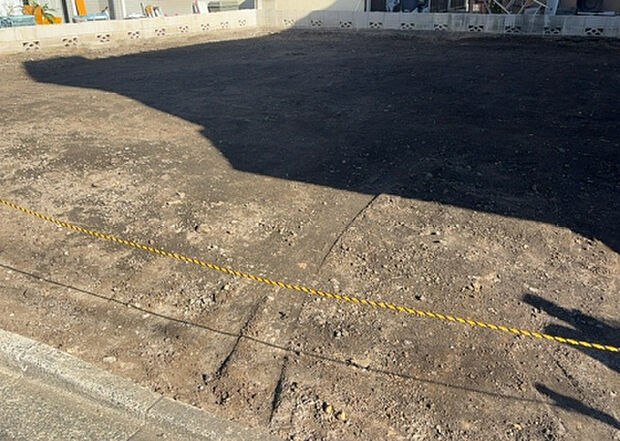 【玄関_2】玄関は、狭すぎると複数人で使いにくく、広すぎても無駄な空間になりがちです。最低2畳を目安にして、家の広さとの兼ね合いや家族の人数を考慮して決めるとよいでしょう。現地を見学して快適な玄関を選びましょう！