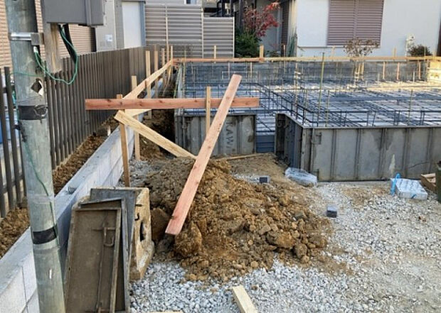 【玄関_2】玄関は、狭すぎると複数人で使いにくく、広すぎても無駄な空間になりがちです。最低2畳を目安にして、家の広さとの兼ね合いや家族の人数を考慮して決めるとよいでしょう。現地を見学して快適な玄関を選びましょう！