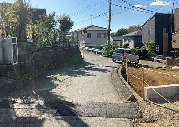 【物件からの展望_2】眺望を気にして物件を探す場合、前面に建物が建っていないか現地で確認しましょう！前面に建物があると景色はもちろん、日当たりや風通しにも影響が出てきます。住んだ時のことを想像しながら現地見学をしましょう。