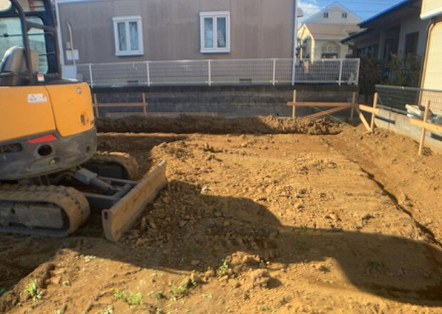 【玄関】玄関は家の顔でもあり、家族以外の目にも止まる場所です。玄関は外との間を仕切る扉、靴などをしまっておく収納スペース、靴脱ぎのたたきスペース、来客とのやり取りをするドアホンなど複数のアイテムからなります。