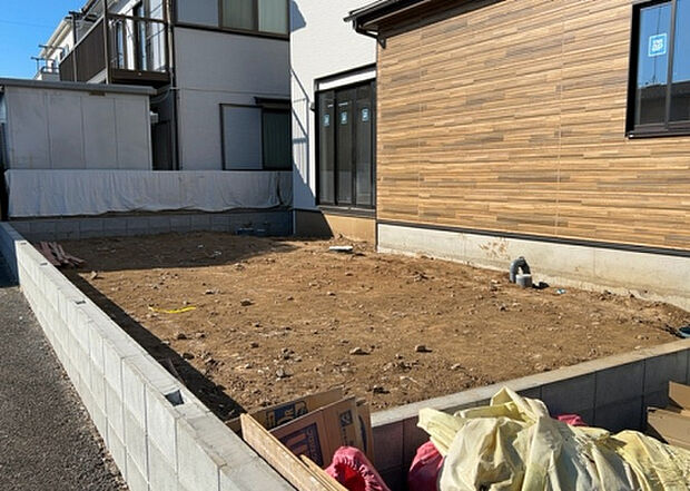 【庭_2】庭のある家に住むことのメリットとして、子どもたちの遊び場を確保できること、ガーデニングや家庭菜園を楽しめること、明るさを確保できることがあります。また、配置を工夫することでプライバシーが確保できます。