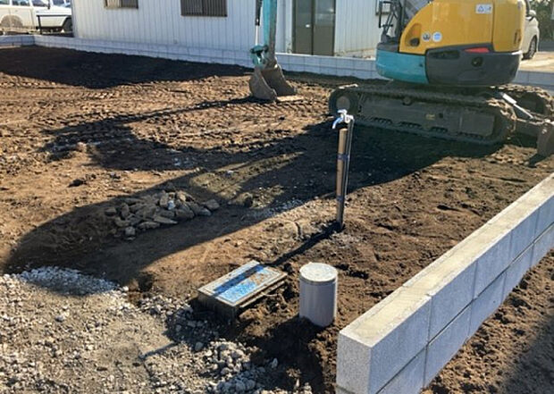 【その他設備】敷地内には、散水栓や立水栓があります。水道水を直接利用できるため、水を運ぶ手間を省くことが出来ます。大量の水を必要とする洗車作業や清掃などに役立ちます。その他設備とあわせて、現地でご確認ください。