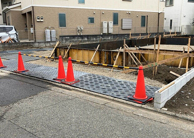 【駐車場_2】駐車場と明記されていても、最小スペースでつくられた駐車場だと大型車は駐車できなかったり、出入りしにくくなったりする可能性があります。お車のサイズと購入したい物件の駐車場のサイズを現地で確認しましょう。