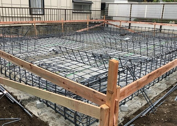 【構造・工法・仕様_2】ベタ基礎とは、柱の位置に関係なく全体に基礎がある事を指し、面積が大きい分建物の重さを全体に分散できます。また、地面からの湿気や害虫を遮断でき、木造住宅で心配されるシロアリ被害を防ぐ効果も期待できます。