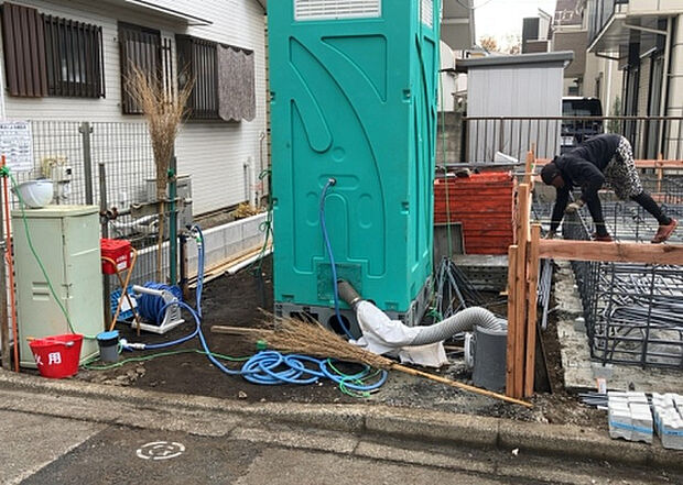 【庭_2】庭のある家に住むことのメリットとして、子どもたちの遊び場を確保できること、ガーデニングや家庭菜園を楽しめること、明るさを確保できることがあります。また、配置を工夫することでプライバシーが確保できます。