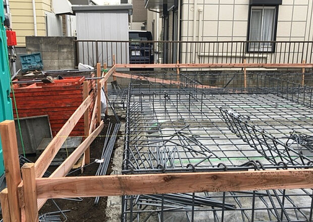 【玄関】玄関は家の顔でもあり、家族以外の目にも止まる場所です。玄関は外との間を仕切る扉、靴などをしまっておく収納スペース、靴脱ぎのたたきスペース、来客とのやり取りをするドアホンなど複数のアイテムからなります。