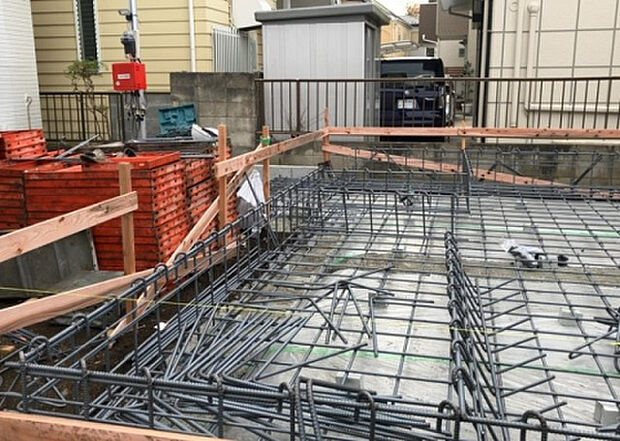 【玄関_2】玄関は、狭すぎると複数人で使いにくく、広すぎても無駄な空間になりがちです。最低2畳を目安にして、家の広さとの兼ね合いや家族の人数を考慮して決めるとよいでしょう。現地を見学して快適な玄関を選びましょう！