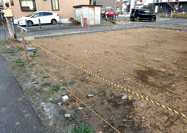 【玄関_2】玄関は、狭すぎると複数人で使いにくく、広すぎても無駄な空間になりがちです。最低2畳を目安にして、家の広さとの兼ね合いや家族の人数を考慮して決めるとよいでしょう。現地を見学して快適な玄関を選びましょう！