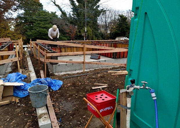 【玄関_2】玄関は、狭すぎると複数人で使いにくく、広すぎても無駄な空間になりがちです。最低2畳を目安にして、家の広さとの兼ね合いや家族の人数を考慮して決めるとよいでしょう。現地を見学して快適な玄関を選びましょう！