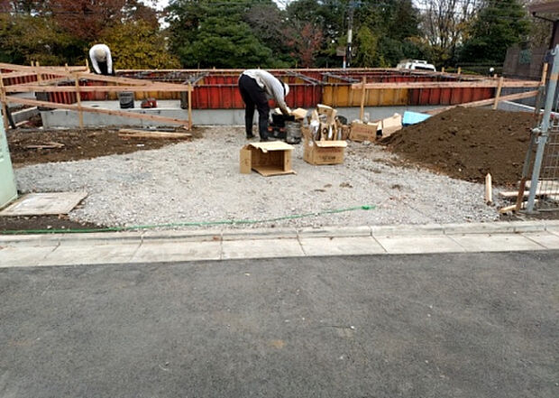 【駐車場_2】駐車場と明記されていても、最小スペースでつくられた駐車場だと大型車は駐車できなかったり、出入りしにくくなったりする可能性があります。お車のサイズと購入したい物件の駐車場のサイズを現地で確認しましょう。