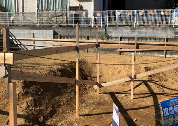 【玄関】玄関は家の顔でもあり、家族以外の目にも止まる場所です。玄関は外との間を仕切る扉、靴などをしまっておく収納スペース、靴脱ぎのたたきスペース、来客とのやり取りをするドアホンなど複数のアイテムからなります。